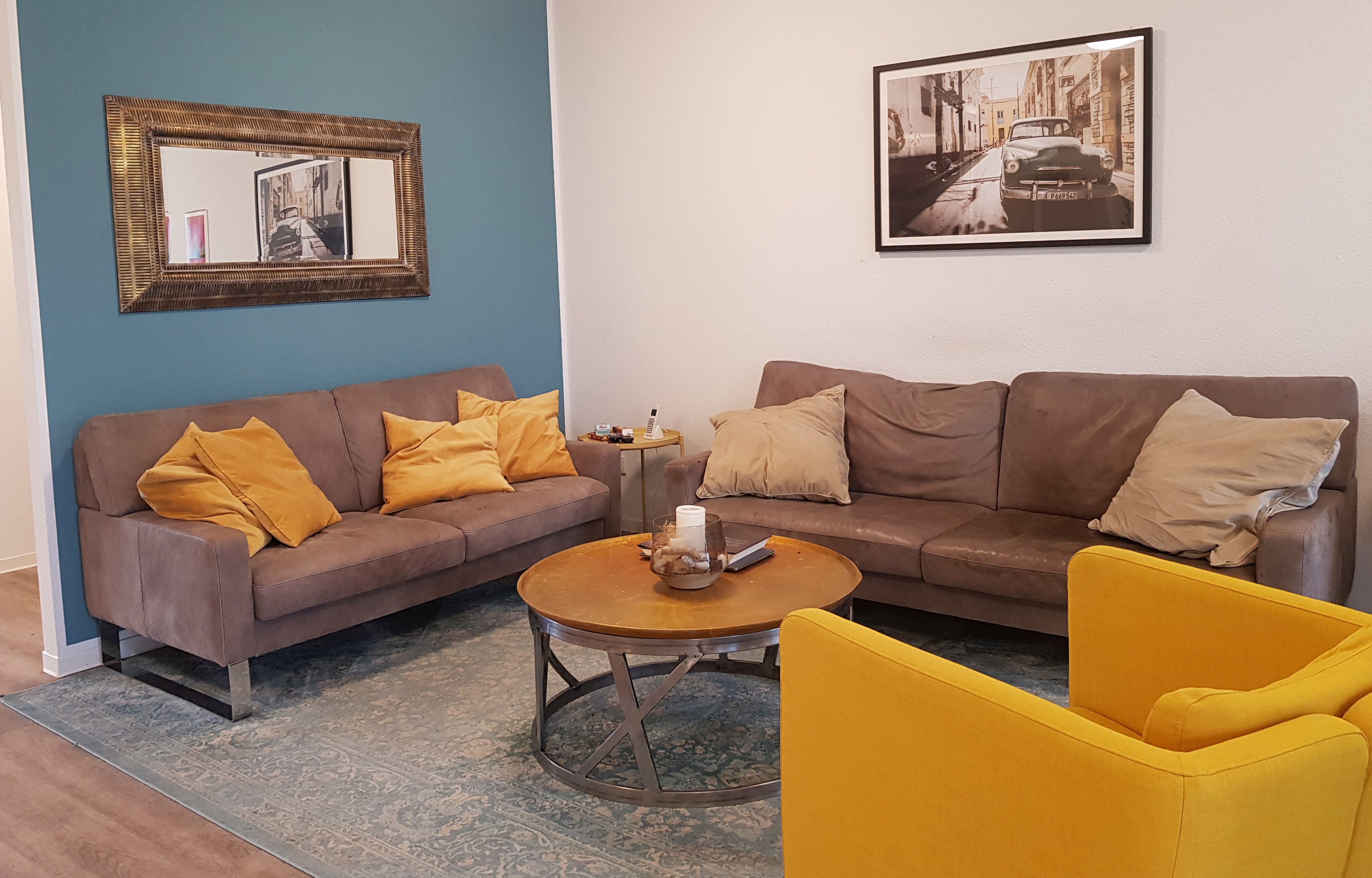 Modernes Wohnzimmer mit gelbem Sessel