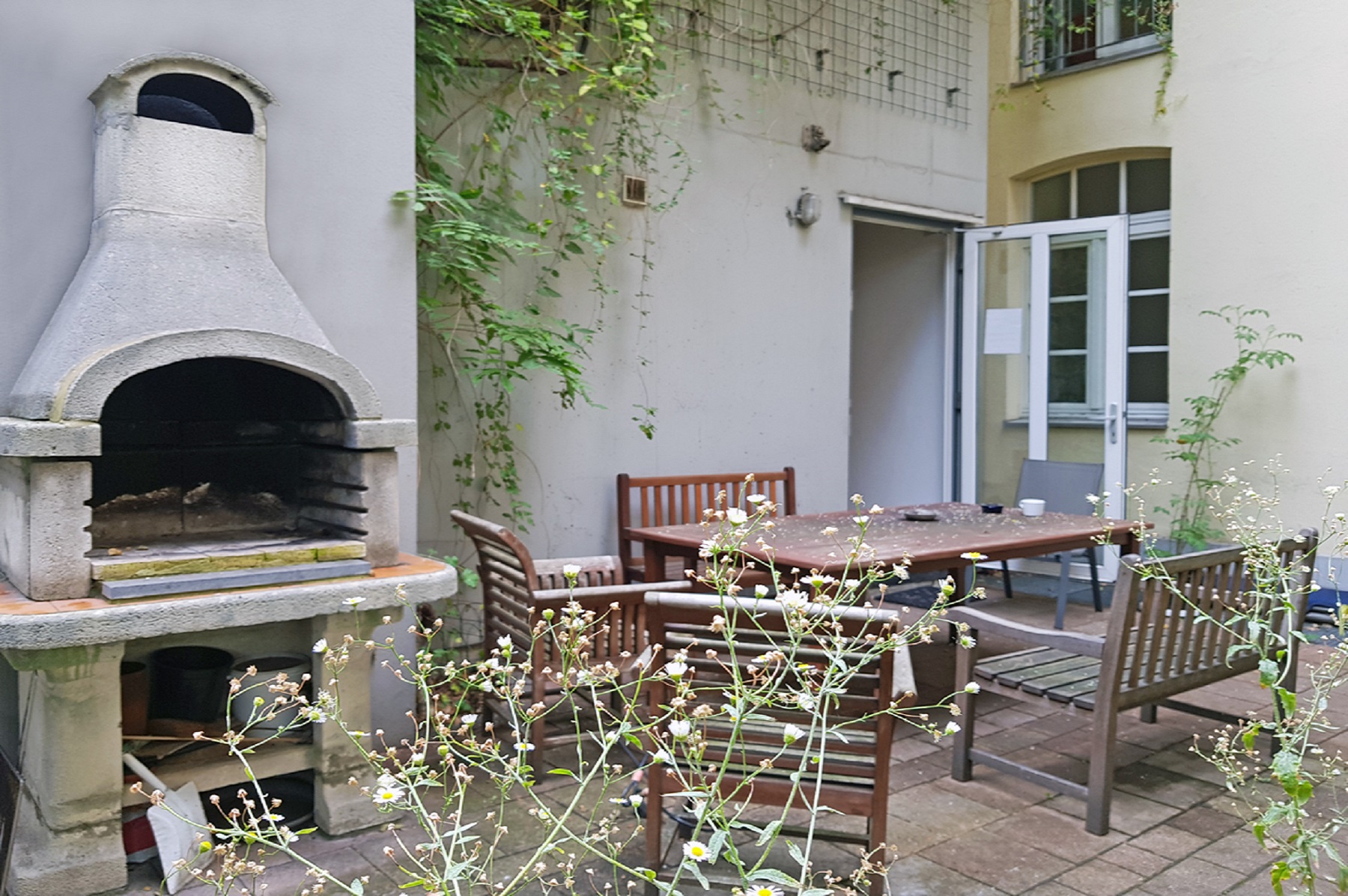 Außensitzecke und Kamin im Haus Ferdinandstraße