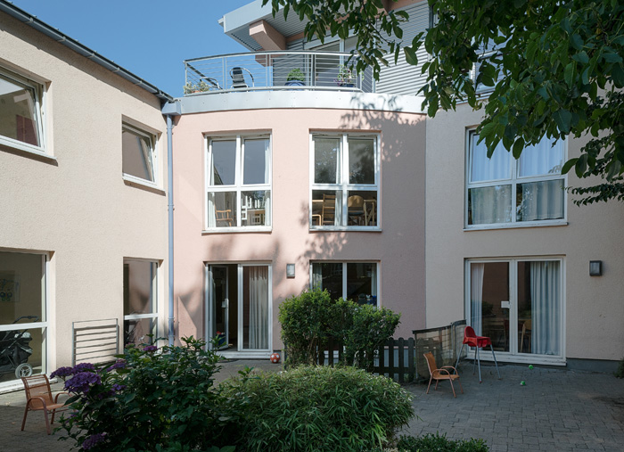 Blick auf Eltern-Kind-Haus und Dachterrasse