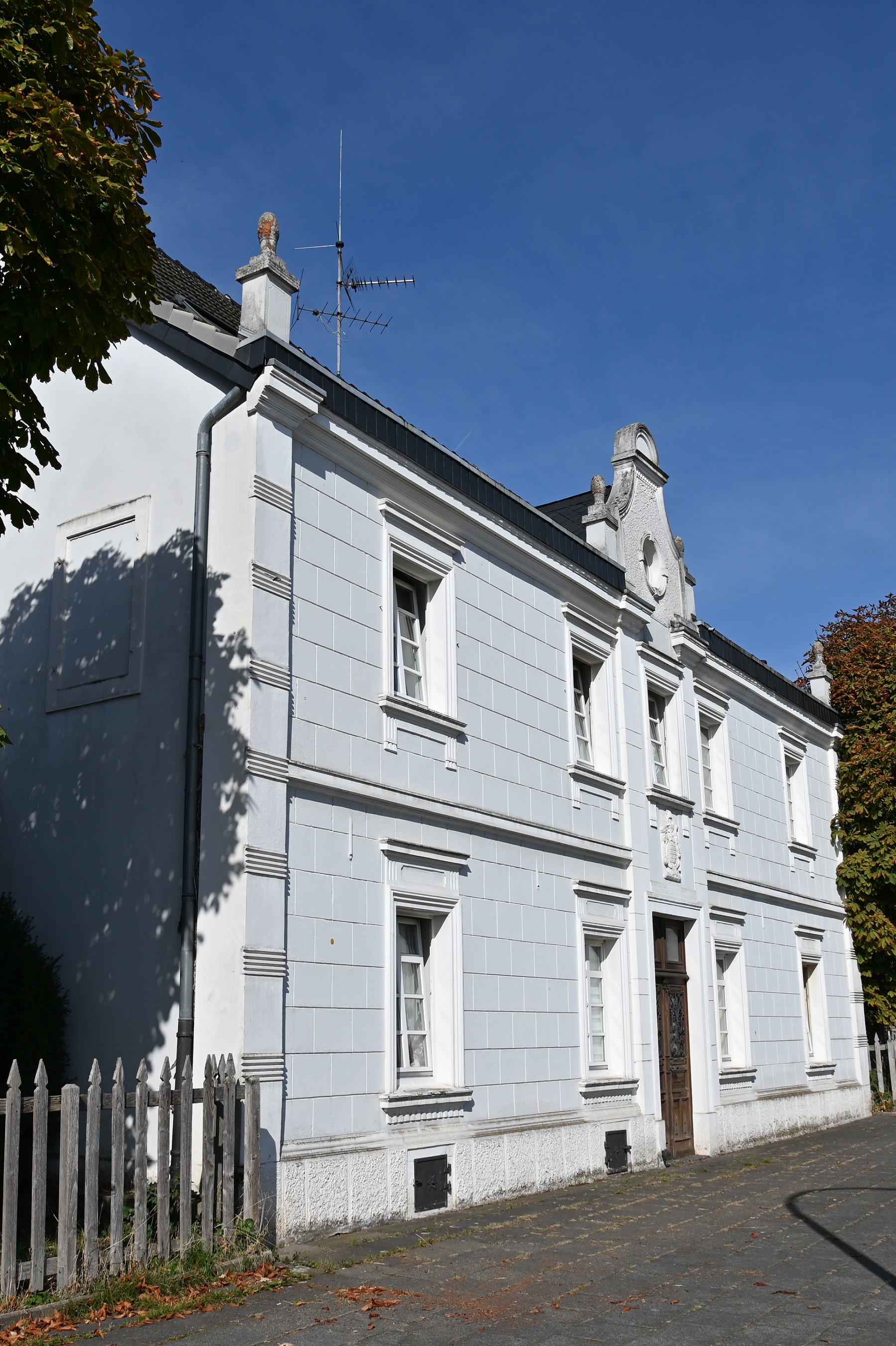 Weiße Hausfront Georgshof in Köln Weiler 