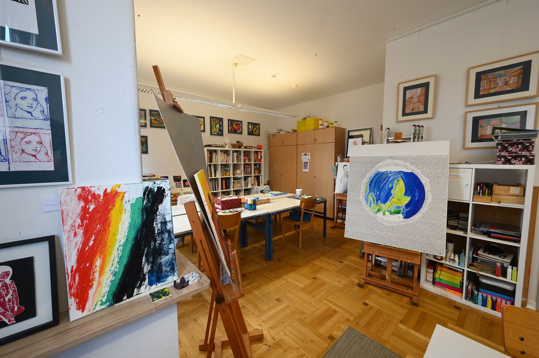Kunst Atelier mit Bildern
