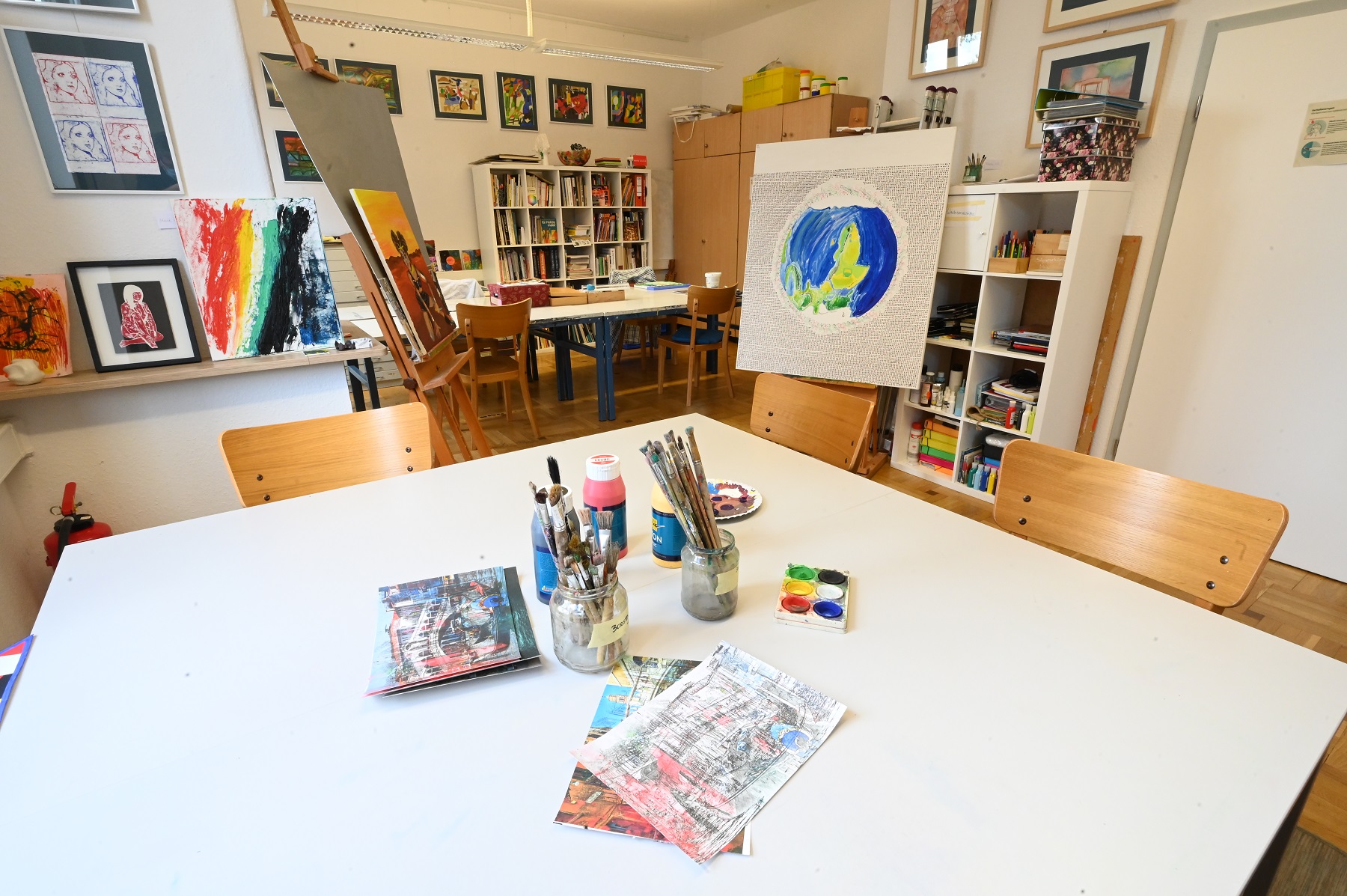 Buntstifte und Kunst im Atelier