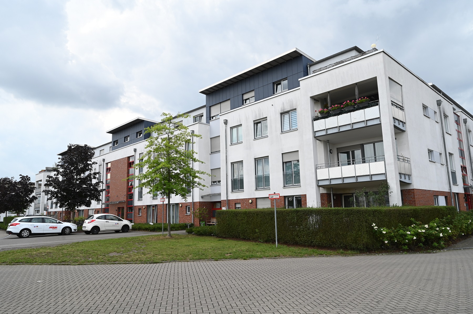 Weißer Wohnkomplet Sonnenhut in Köln